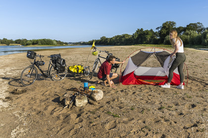 France, Maine-et-Loire (49), vallée de la Loire classée au Patrimoine Mondial par l'UNESCO, Saumur vers Saint-Hilaire, randonnée à bicyclette le long des berges de la Loire, installation du campement pour la nuit sur un des bancs de sable formant des îles sur la Loire