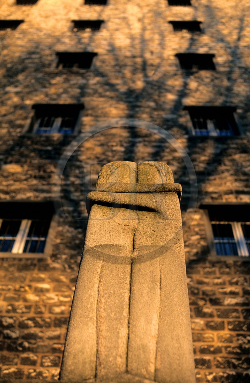 France, Paris (75), cimetière du Montparnasse, sculpture du baiser de Brancusi sur la tombe de l' artiste