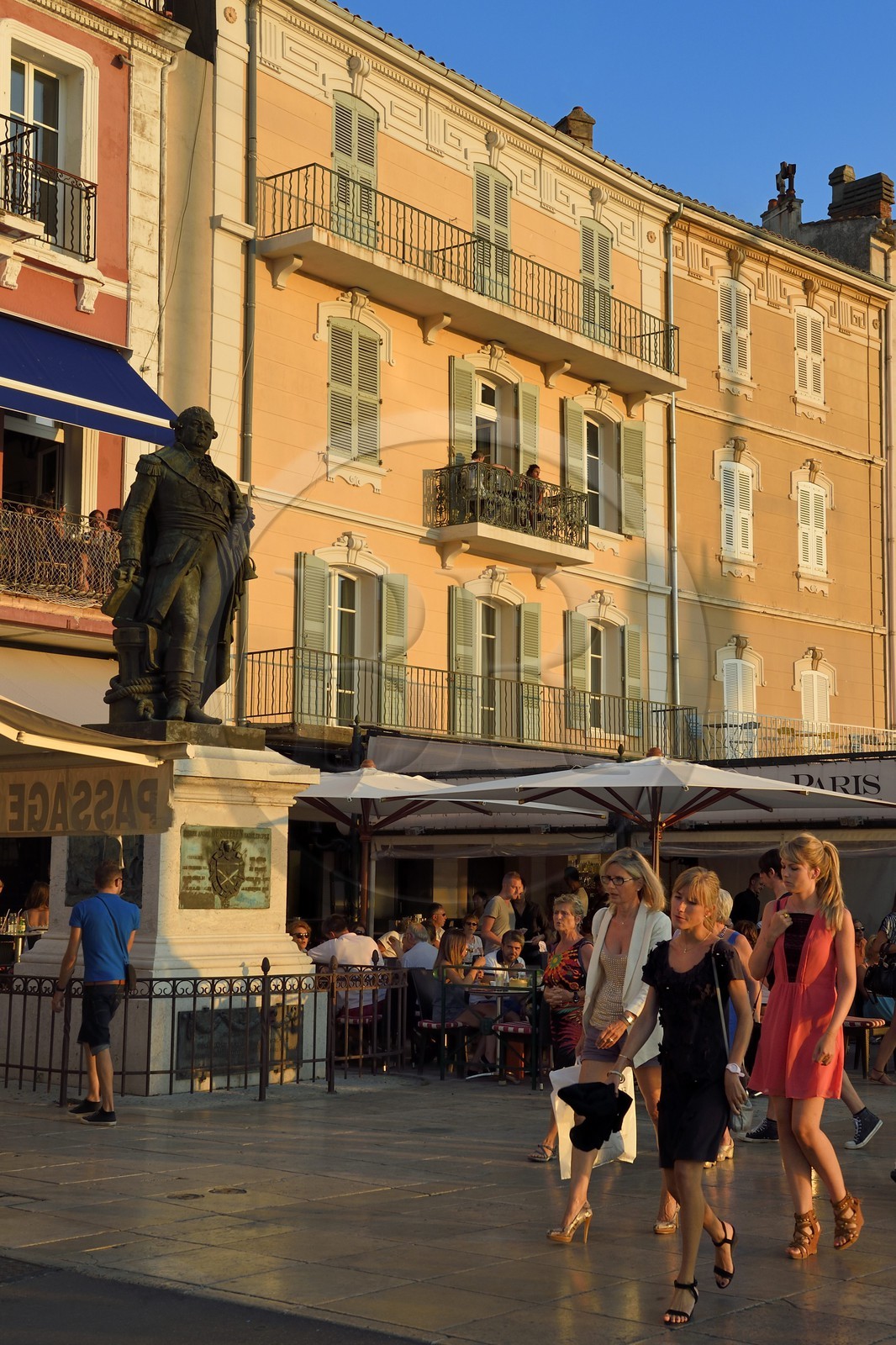 France, Var (83), Saint-Tropez, statue du vice-amiral Suffren et façade de l'hôtel Sube quai de Suffren