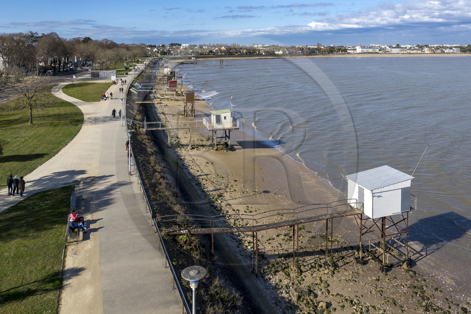 France, Loire-Atlantique (44), Estuaire de la Loire, Saint-Nazaire, cabanes de pêche traditionnelle au carrelet qui longent le boulevard Albert 1er (vue aérienne)