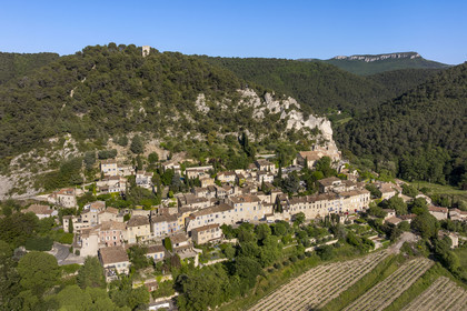 France, Vaucluse (84), Dentelles de Montmirail, le village médiéval de Séguret, labellisé Les Plus Beaux Villages de France, et la crête de Saint-Amand vue du Sud en arrière plan (vue aérienne)