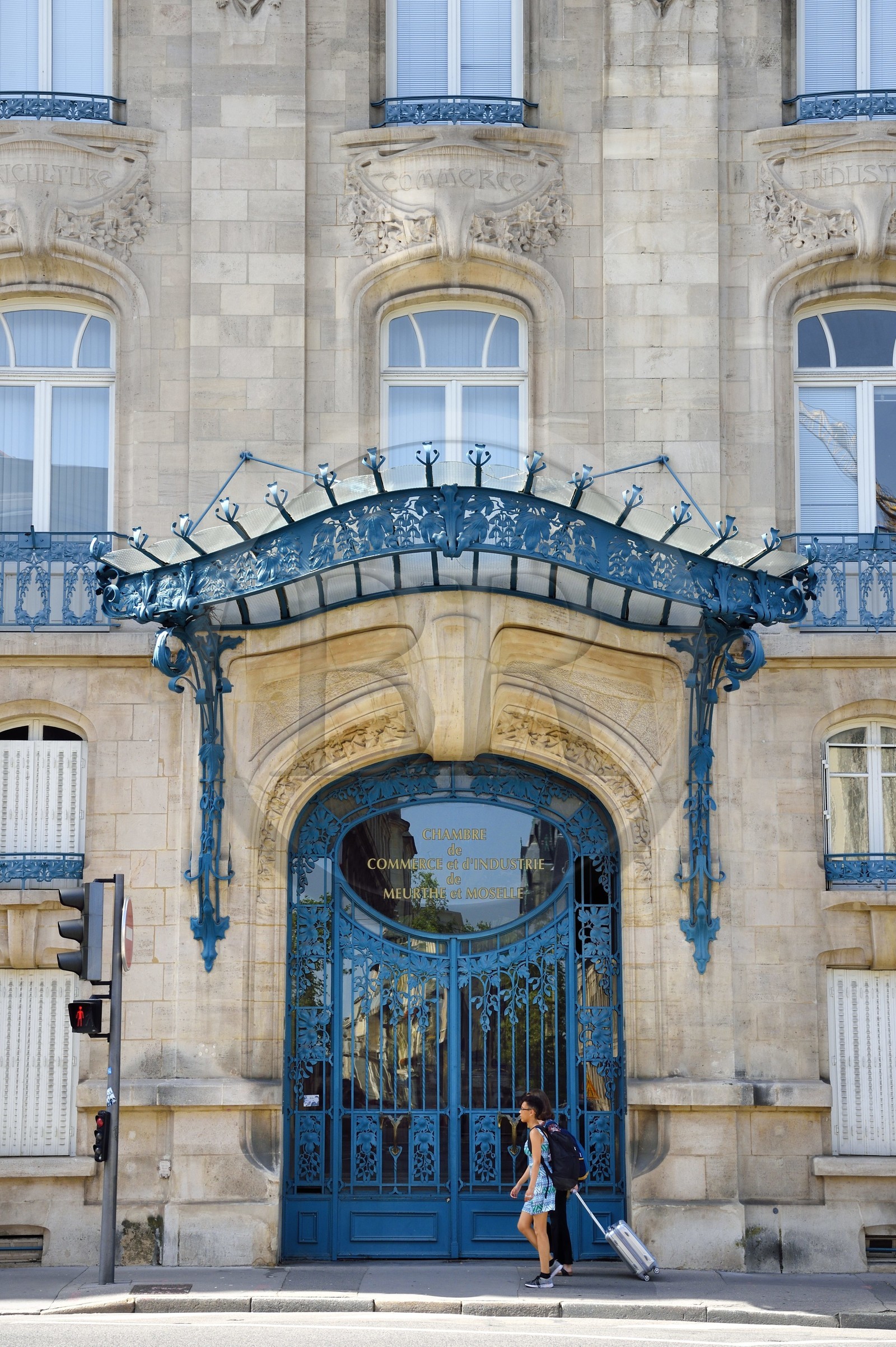 France, Meurthe et Moselle (54), Nancy, immeuble Art Nouveau de la chambre de commerce et d'industrie (CCI) par les architectes Louis Marchal et Émile Toussaint, la marquise et la porte d'entrée principale réalisés par Louis Majorelle
