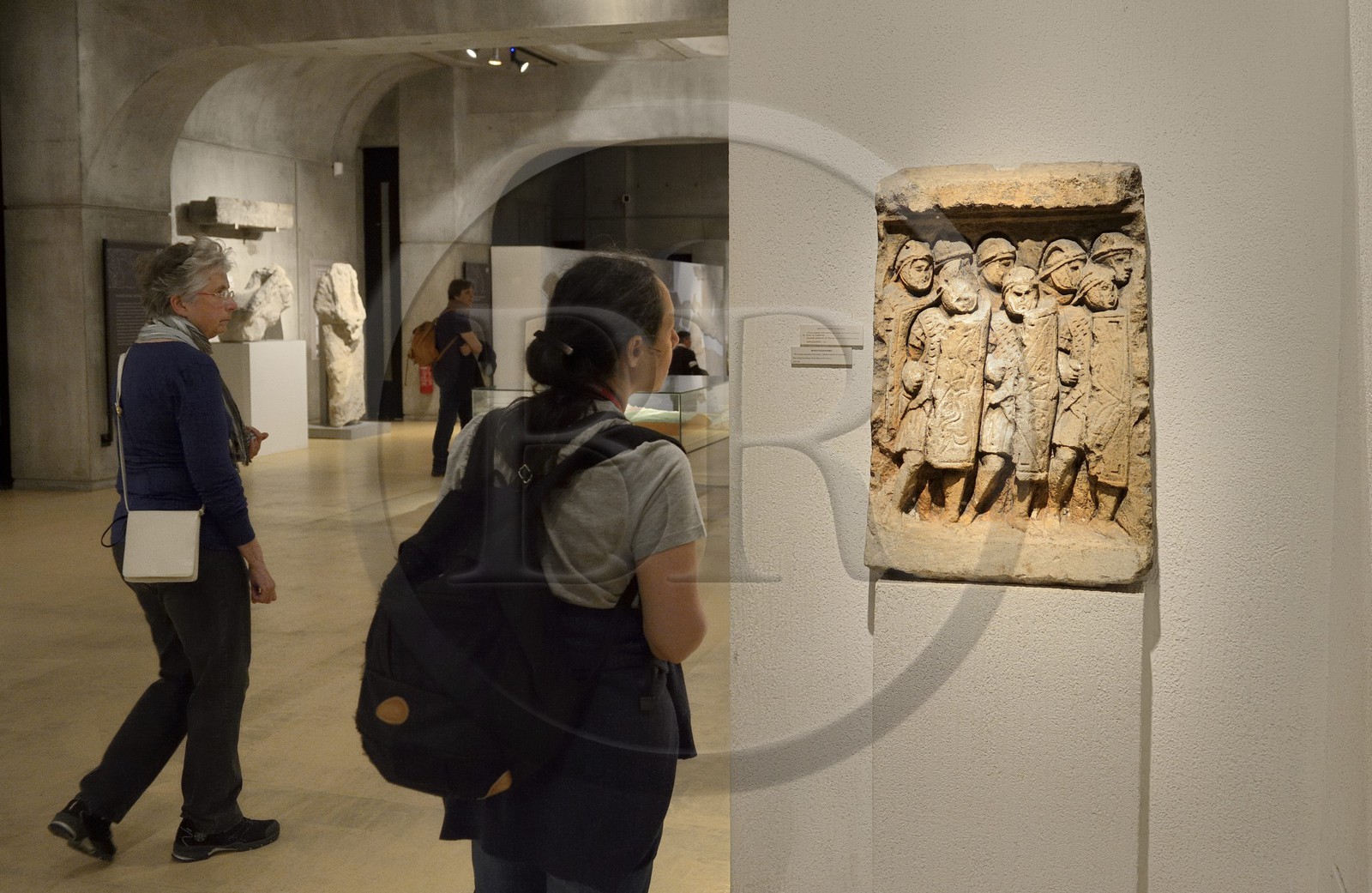 France, Rhône (69), Lyon, site historique classé Patrimoine Mondial de l'UNESCO, colline de Fourvière, musée gallo-romain de Fourvière, légionnaires romains sur un bas-relief provenant du site de Glanum datant de 130 de notre ère