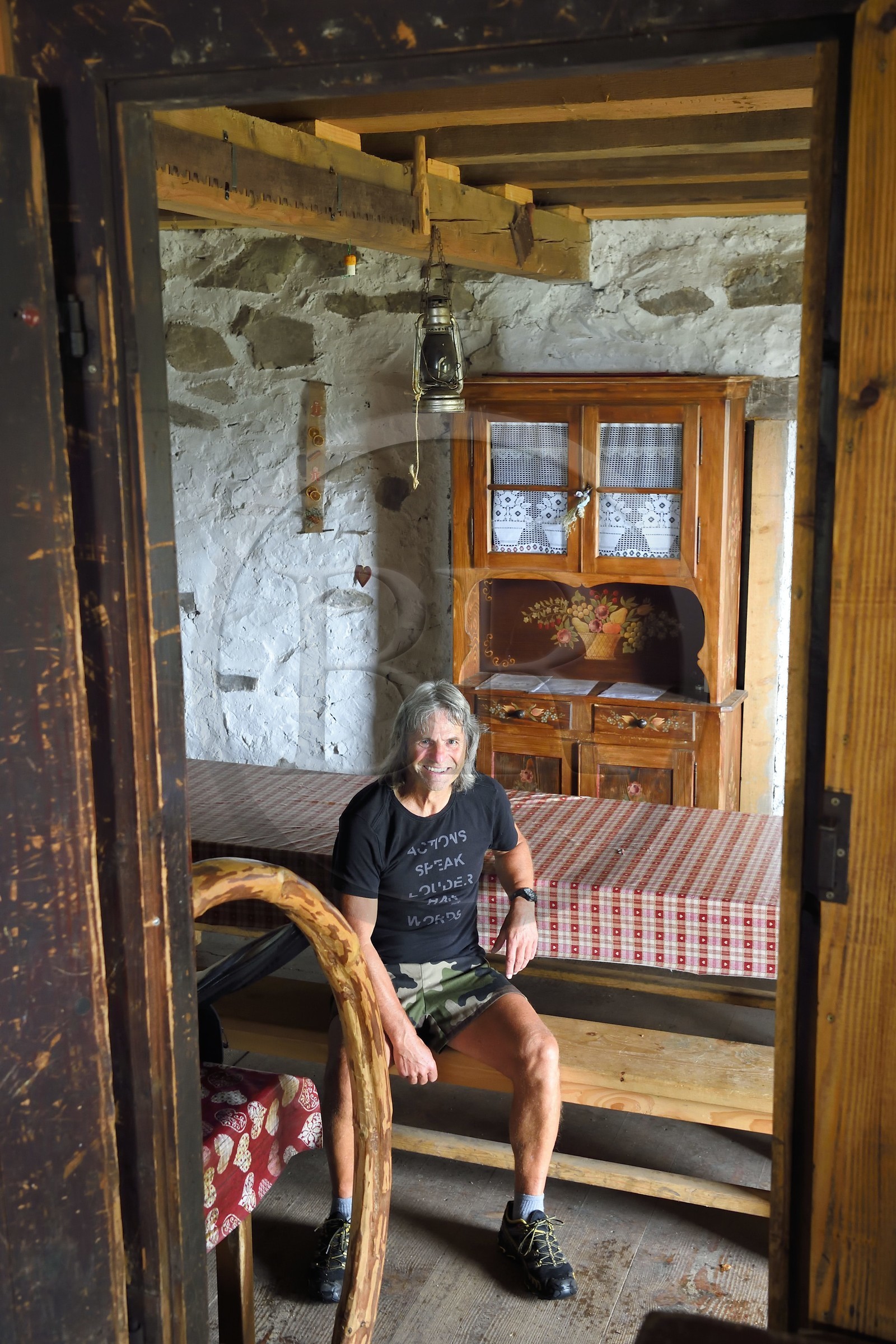 France, Haut-Rhin (68), Parc naturel régional des ballons des Vosges, Storckensohn, montagne de La Tête des Perches, la chaume de Gazon vert, Noël Sutter qui est l'ange gardien du refuge dans l'ancienne ferme