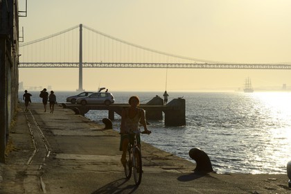 Portugal, région de Lisbonne, quai de la commune d'Almada sur la rive sud du Tage, le pont du 25 de Abril en arrière plan