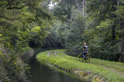 France, Nievre, Regional Natural Park of Morvan, Montigny-en-Morvan downstream from Lake Pannecière, cyclist on the path along the Rigole d’Yonne which draws water from the Yonne at Lake Pannecière and feeds the Nivernais Canal