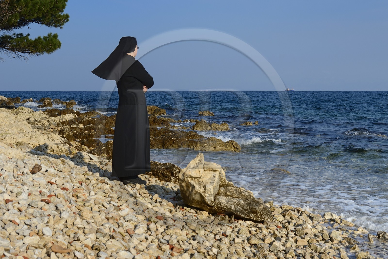 Croatie, Dalmatie, côte dalmate, Ile d’Ugljan, couvent franciscain Saint-Jérôme de la congrégation des Filles de la Miséricorde, sœur Theresija aime contempler la mer dans ses moments libres