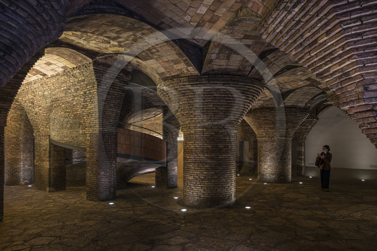 Espagne, Catalogne, Barcelone, le Palais Güell (Palau Güell) construit entre 1886 et 1891 et réalisé par l'architecte du modernisme catalan Antoni Gaudi, site classé au Patrimoine Mondial de l'UNESCO, les voûtes des anciennes écuries en sous-sol