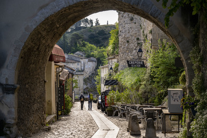 France, Vaucluse (84), Dentelles de Montmirail, Vaison-la-Romaine, la haute-ville (cité médiévale), rue descendant au pont romain
