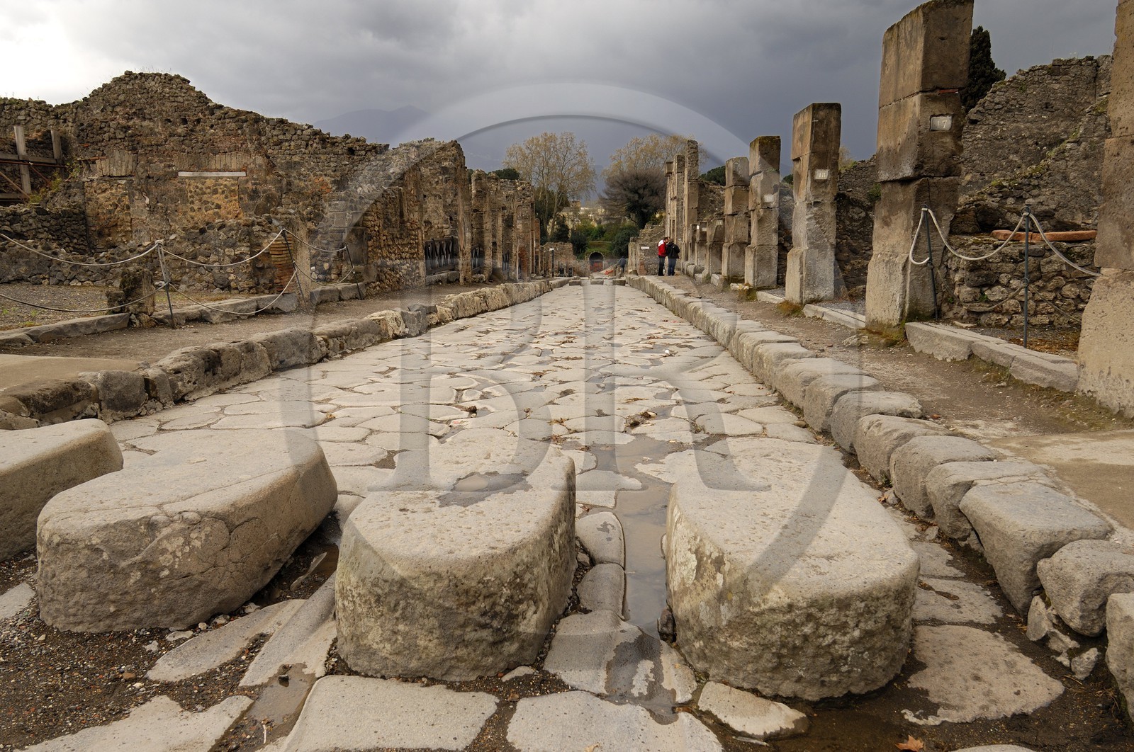 Italie, Campanie, Pompei, site archéologique classé Patrimoine Mondial de l'UNESCO, ancienne rue pavée de la ville, passage piéton