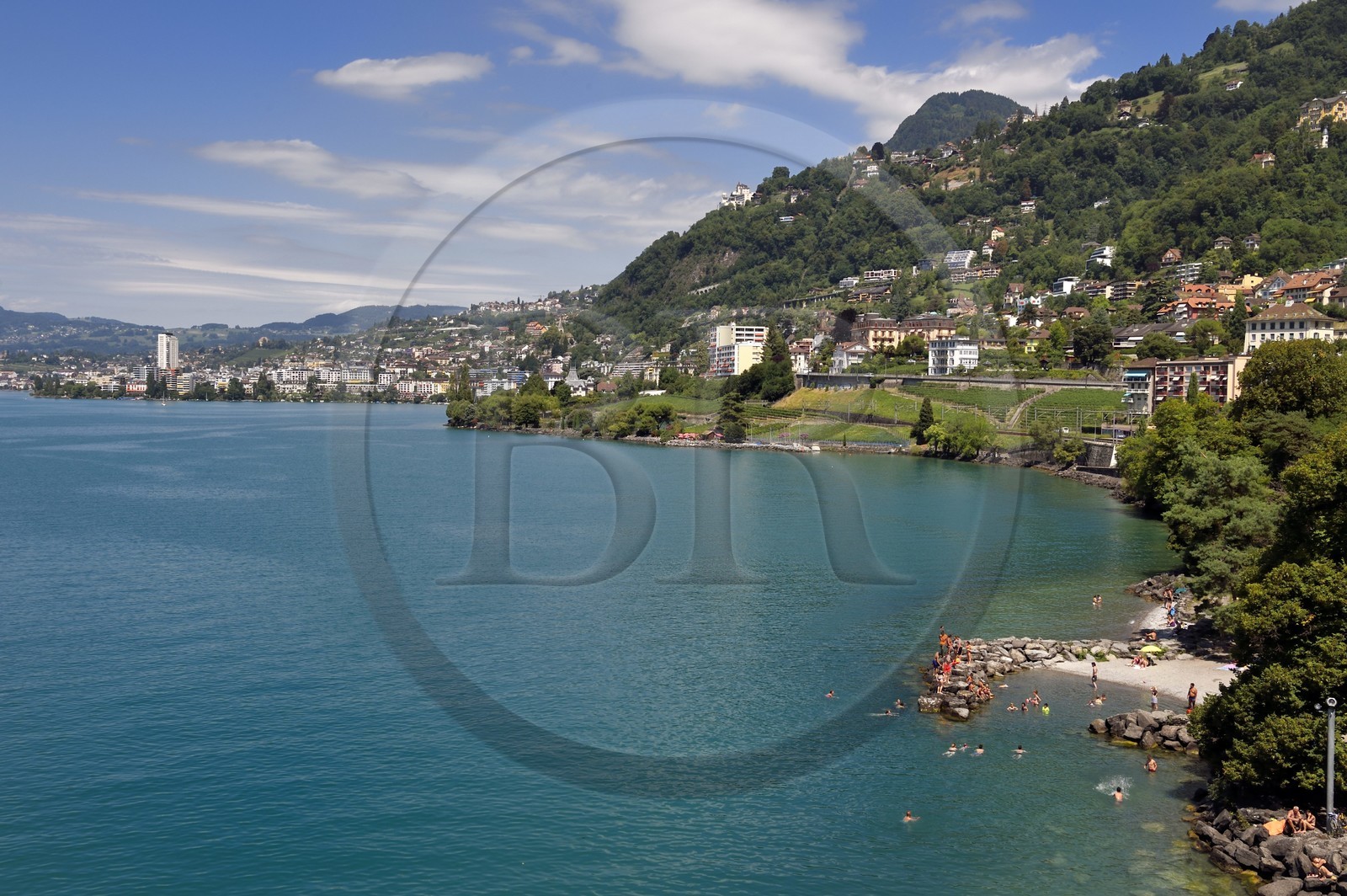 Suisse, Canton de Vaud, Veytaux, la petite plage au pied du chateau Chillon sur les rives du lac Léman et Montreux en arrière plan