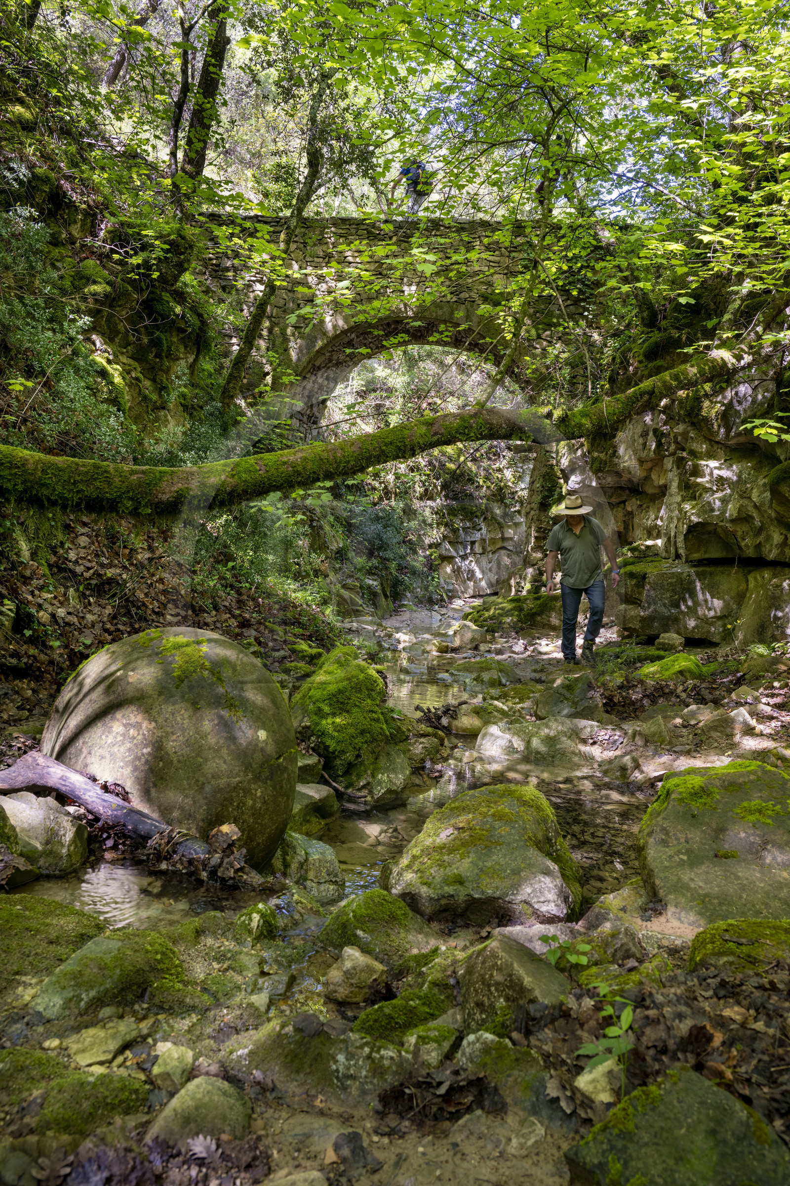 France, Vaucluse (84), Dentelles de Montmirail, Sablet, la rivière le Trignon surplombé par l'ancien pont de l'abbaye en ruine de moniales du VIIe siècle dans le vallon de Prébayon