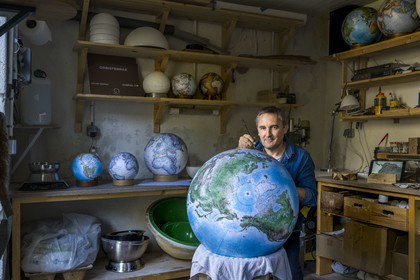 France, Charente (16), Cognac, Gabriel Gaborel créateur de OrbisTerrae fabrique des globes terrestres artisanaux peints à l’aquarelle