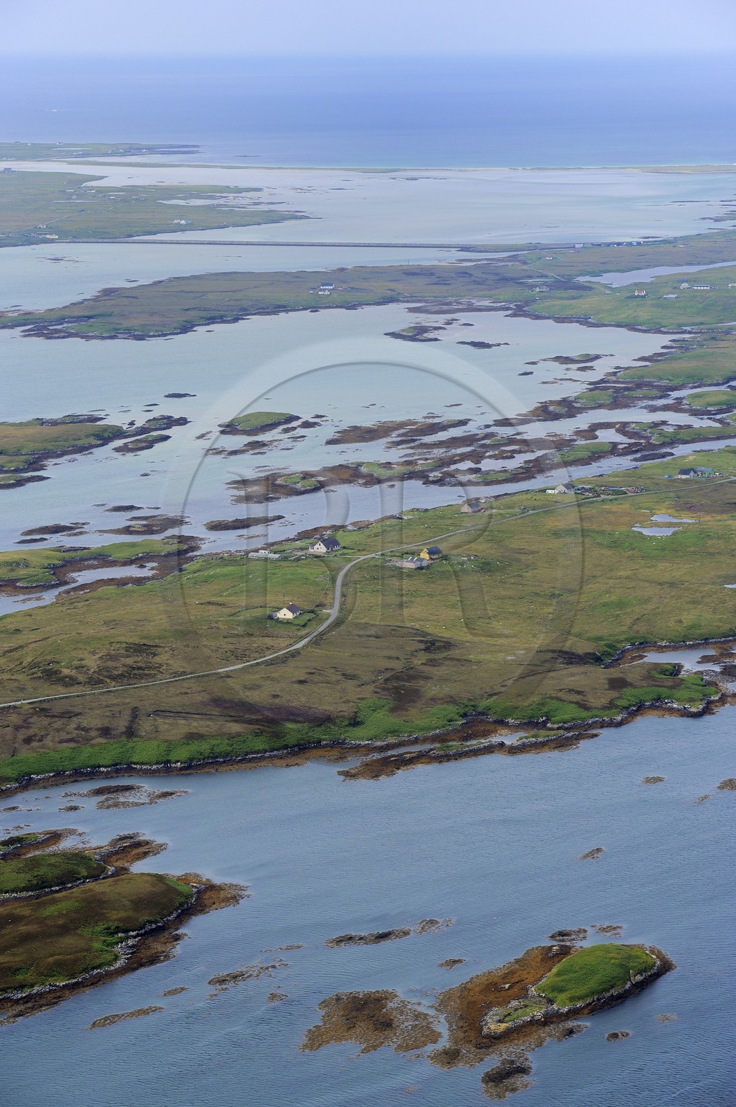 Royaume-Uni, Ecosse, Hébrides extérieures, Ile de North Uist recouvert d'une mosaïque de tourbières, basses collines et lochs, Minch view sur l'Ile de Bendecula (vue aérienne)