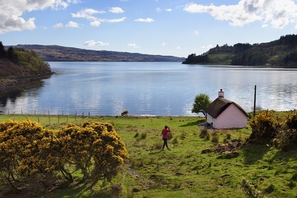 United Kingdom, Scotland, Highland, Inner Hebrides, Isle of Mull, traditional house on the edge of Loch Scridain