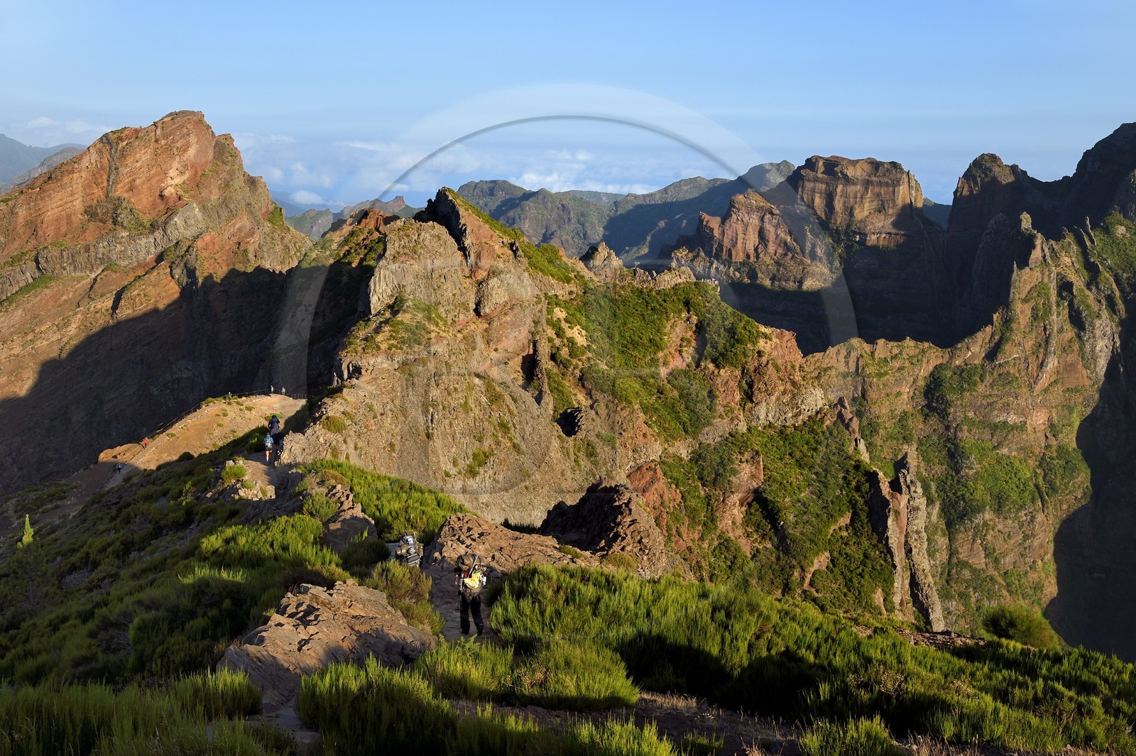 Portugal, Ile de Madère, randonneurs sur le sentier du Vereda do Areeiro entre les monts Pico Ruivo (1862m) et Pico Arieiro (1817m), vue depuis le Pico Arieiro sur la chaine de montagnes centrale