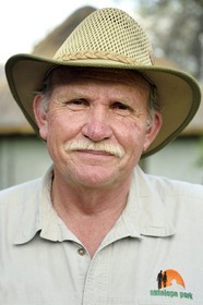 Zimbabwe, province des Midlands, Gweru, Antelope Park qui abrite ALERT (African Lion and Environmental Research Trust), le managing director Gary Jones