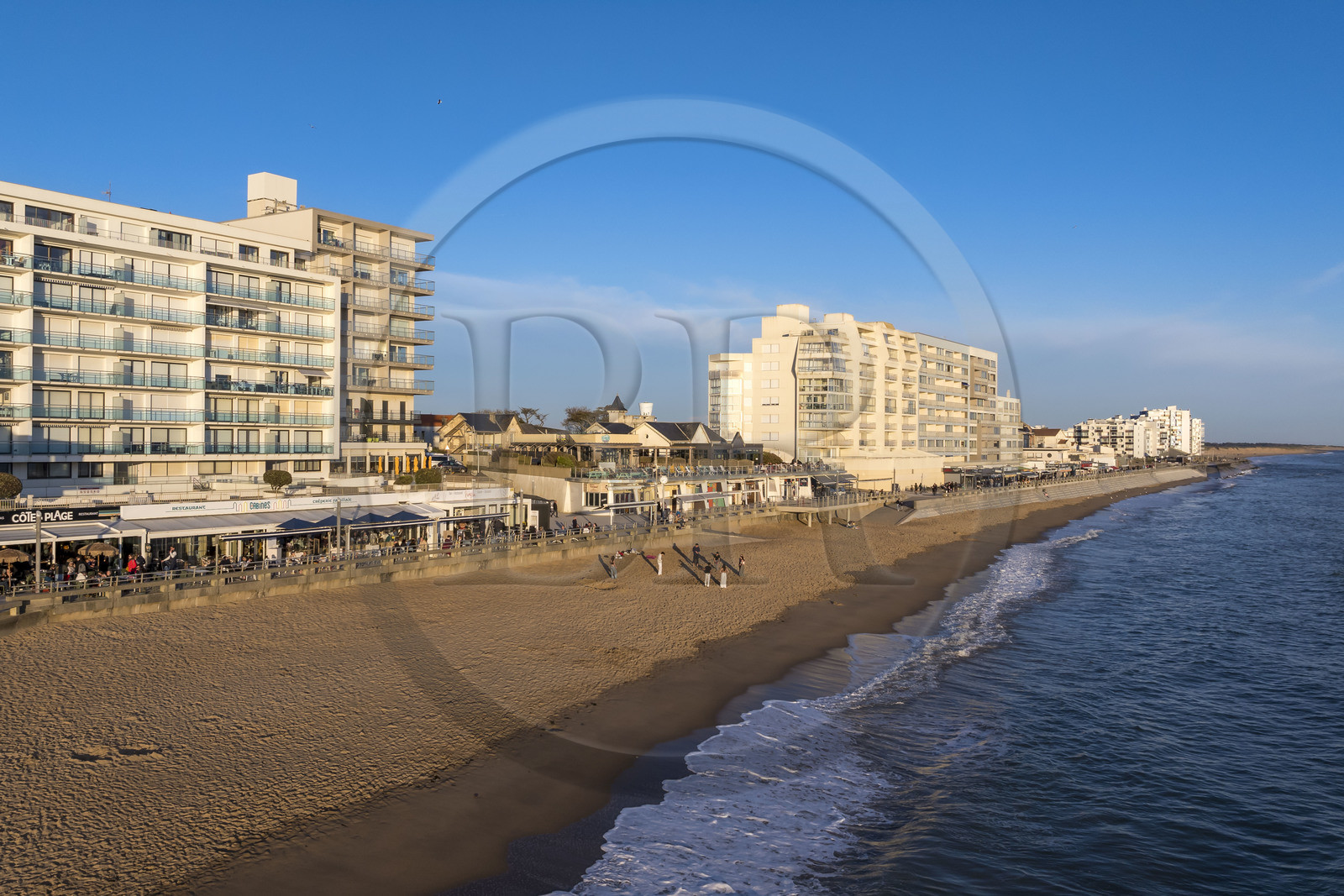 France, Vendée (85), Saint-Gilles-Croix-de-Vie, la Grande Plage sur le Remblai (vue aérienne)