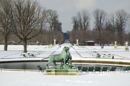 France, Paris (75), le Jardin des Tuileries devant Le Louvre sous la neige