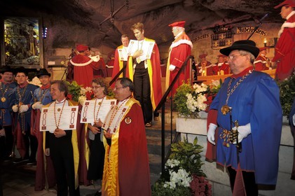 France, Indre et Loire (37), Chinon, les Caves Painctes, confrérie des bons entonneurs rabelaisiens lors du Chapitre de la Fleur
