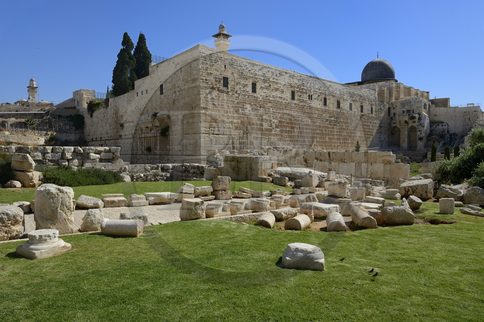 Israel, Jérusalem, ville sainte, vieille-ville classée Patrimoine Mondial de l'UNESCO, Le Mont du Temple vu du Centre Davidson, murs de soutènement ouest et sud de l'esplanade du Temple construite par Hérode Ier le Grand et la mosquée Al-Aqsa en hauteur