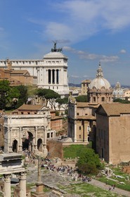 Italie, Latium, Rome, centre historique classé Patrimoine Mondial de l'UNESCO, le forum Romain, Arc de triomphe de Septime Sévère (Septimius Severus) et Vittoriano en arrière plan