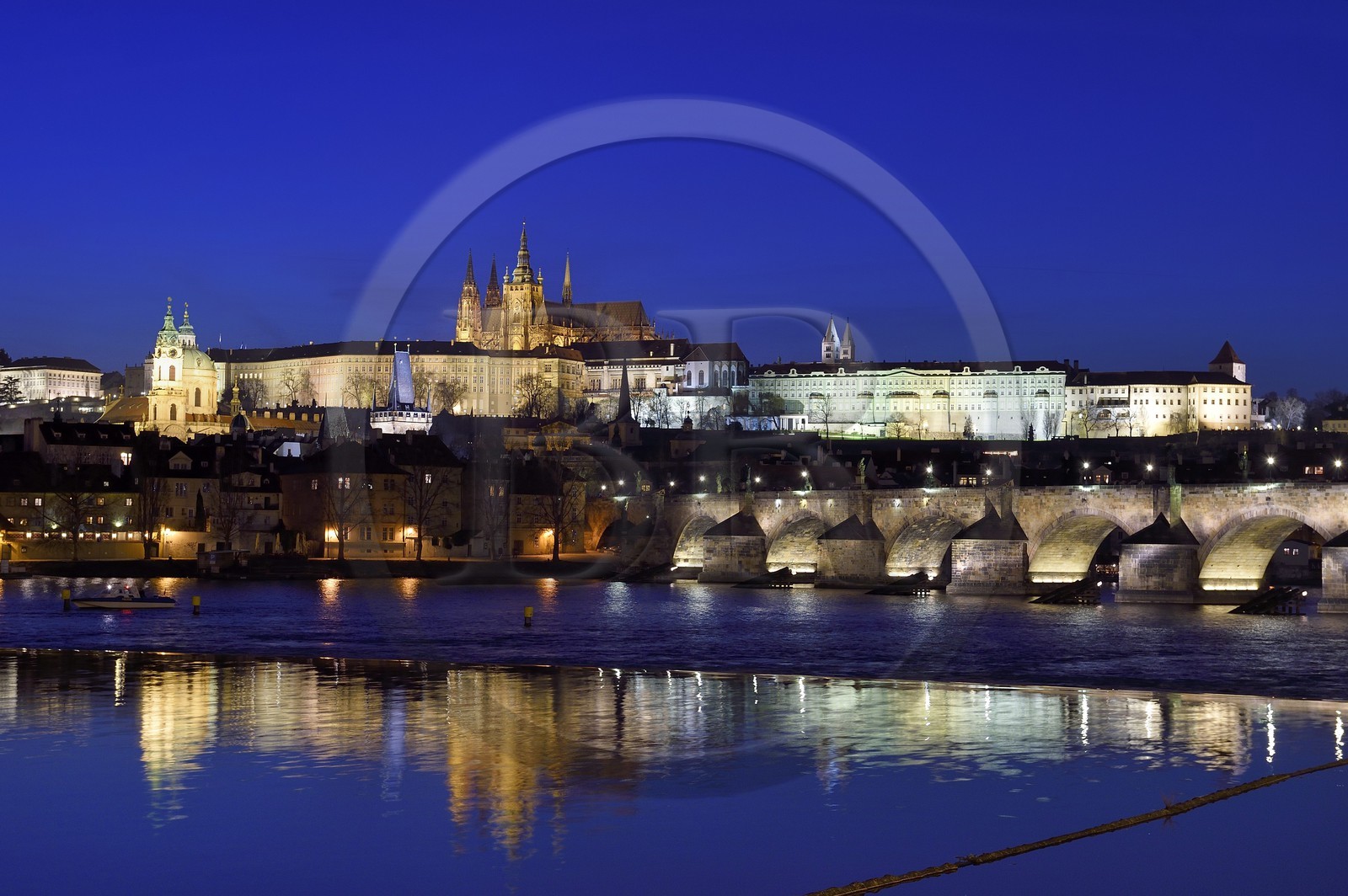 République Tchèque, Prague, centre historique classé Patrimoine Mondial de l' UNESCO, le pont Charles (Karluv Most ou Karlov Most) sur la rivière Vltava et la cathédrale Saint-Guy surplombant le chateau Royal en arrière plan