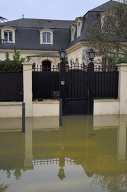 France, Val-de-Marne (94), les bords de Marne, Le Perreux-sur-Marne, maison inondée par la montée de la Marne