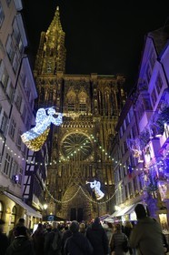 France, Bas-Rhin (67), Strasbourg, vieille ville classée au Patrimoine Mondial de l'UNESCO, anges en décorations de Noël dans la rue Mercière et Cathédrale Notre-Dame
