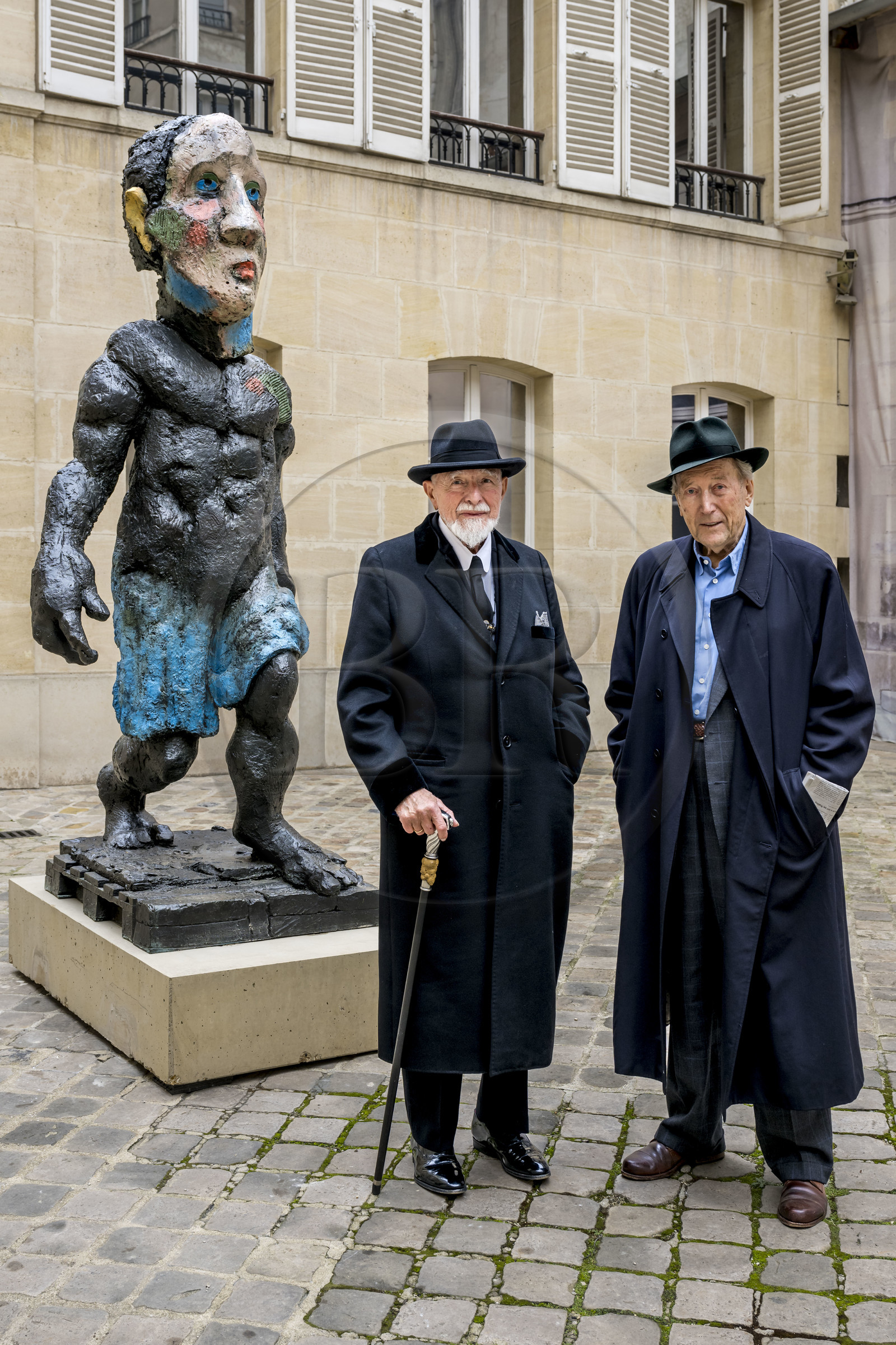 France, Paris (75), Musée Maillol, le peintre et sculpteur allemand Markus Lüpertz lors de son exposition en dialogue avec l'oeuvre d'Aristide Maillol, son galeriste Michael Werner à sa droite,  Der Morgen oder Hölderlin, 2011, Bronze peint