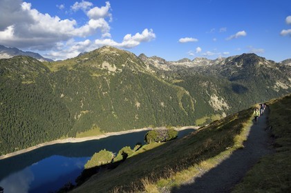 France, Hautes-Pyrénées (65), Saint-Lary-Soulan et Vielle-Aure, randonnée sur une variante du GR10 entre le col de Portet et les lacs de Bastan en bordure de la réserve naturelle de Néouvielle, le lac artificiel de l'Oule