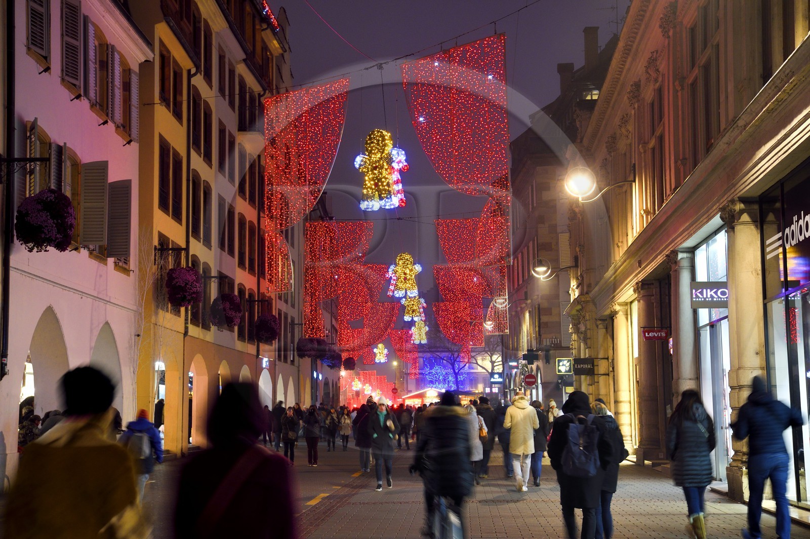 France, Bas-Rhin (67), Strasbourg, vieille ville classée Patrimoine Mondial de l'UNESCO, les décorations de Noel de la rue des Grandes Arcades