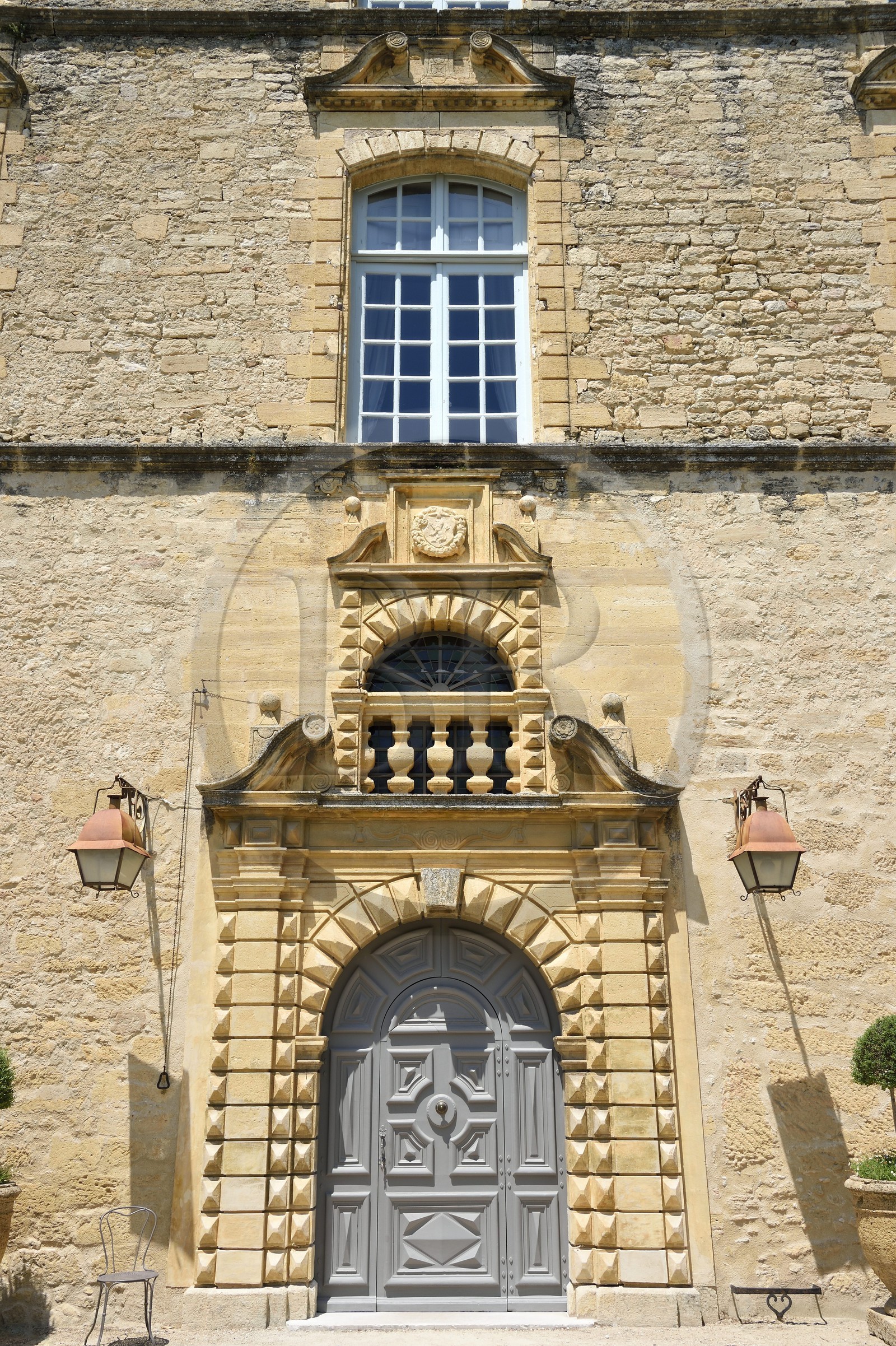 France, Vaucluse (84), Parc Naturel Regional du Luberon, Ansouis, labellisé Les Plus Beaux Villages de France, le chateau d'Ansouis et sa porte ajoutée au XVIIIè siècle