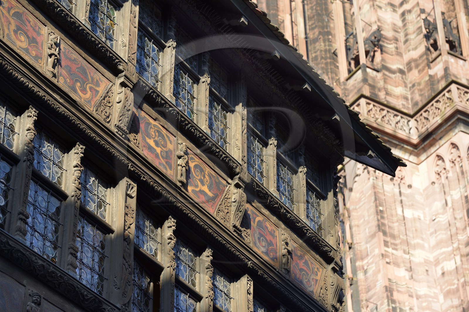 France, Bas-Rhin (67), Strasbourg, vieille ville classée au Patrimoine Mondial de l'UNESCO, place de la cathédrale, la maison Kammerzell (15ème siècle) convertie en un hôtel et restaurant, la cathédrale Notre Dame en arrière plan