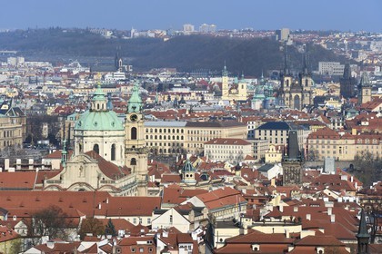 République Tchèque, Prague, centre historique classé Patrimoine Mondial de l'UNESCO, le quartier de Mala Strana et l'église baroque Saint Nicolas (Sv. Mikulàse), l'église Notre-Dame-du-Tyn dans la vieille ville (Stare Mesto) en arrière plan à droite