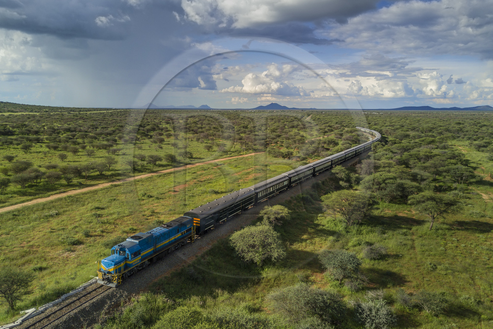 Namibie, région de Otjozondjupa, le train Shongololo express traversant le bush namibien (vue aérienne)