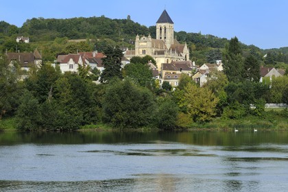 France, Val-d'Oise (95), le village de Vétheuil et son église Notre Dame peinte par Claude Monet dominant la Seine