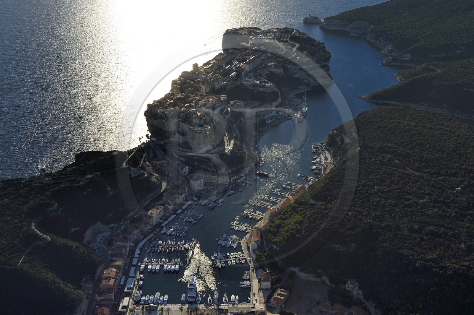 France, Corse-du-Sud (2A), Bonifacio, les falaises calcaires, la citadelle et la vieille ville (vue aérienne)