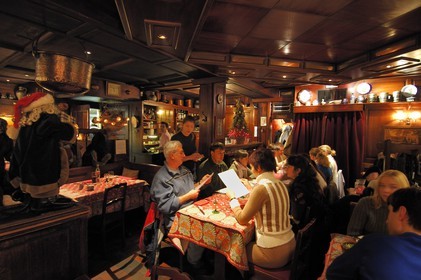 France, Bas Rhin (67), Strasbourg, la reputée winstub le clou rue du chaudron a Noel