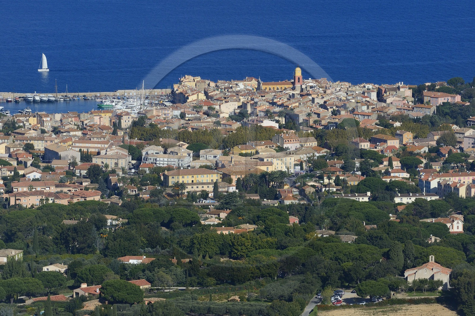 France, Var (83), Saint-Tropez et la chapelle sainte-Anne au premier plan à droite (vue aérienne)
