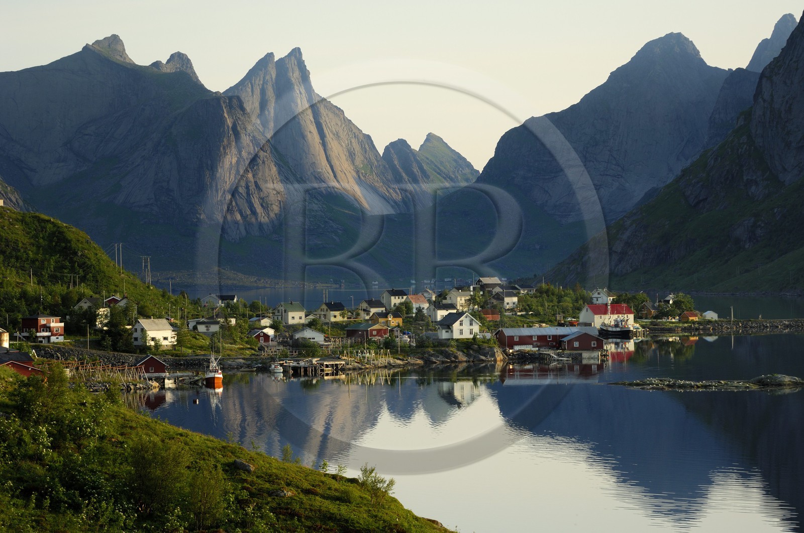 Norvège, Nordland, Iles Lofoten, Ile de Moskenes, le village de pêcheurs de Reine au soleil de minuit