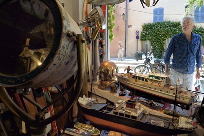 France, Var, Saint-Tropez, place de l'Ormeau, La Vieille Mer marine antiques store