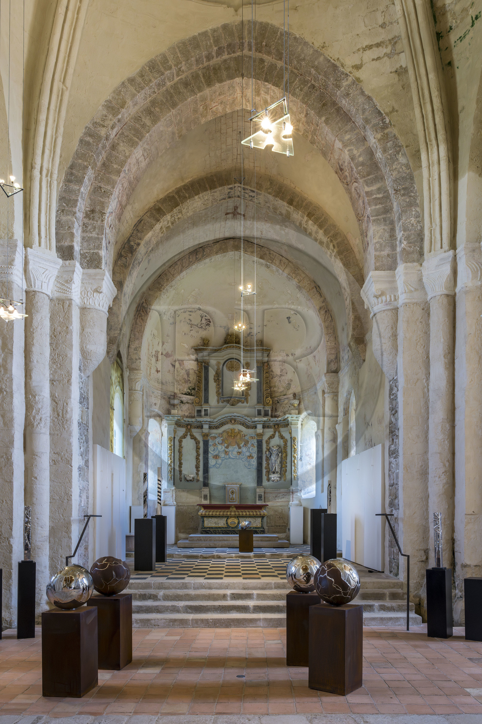 France, Vendée (85), Sallertaine, église Saint-Martin du XIIe siècle avec des oeuvres du sculpteur Philippe Roy