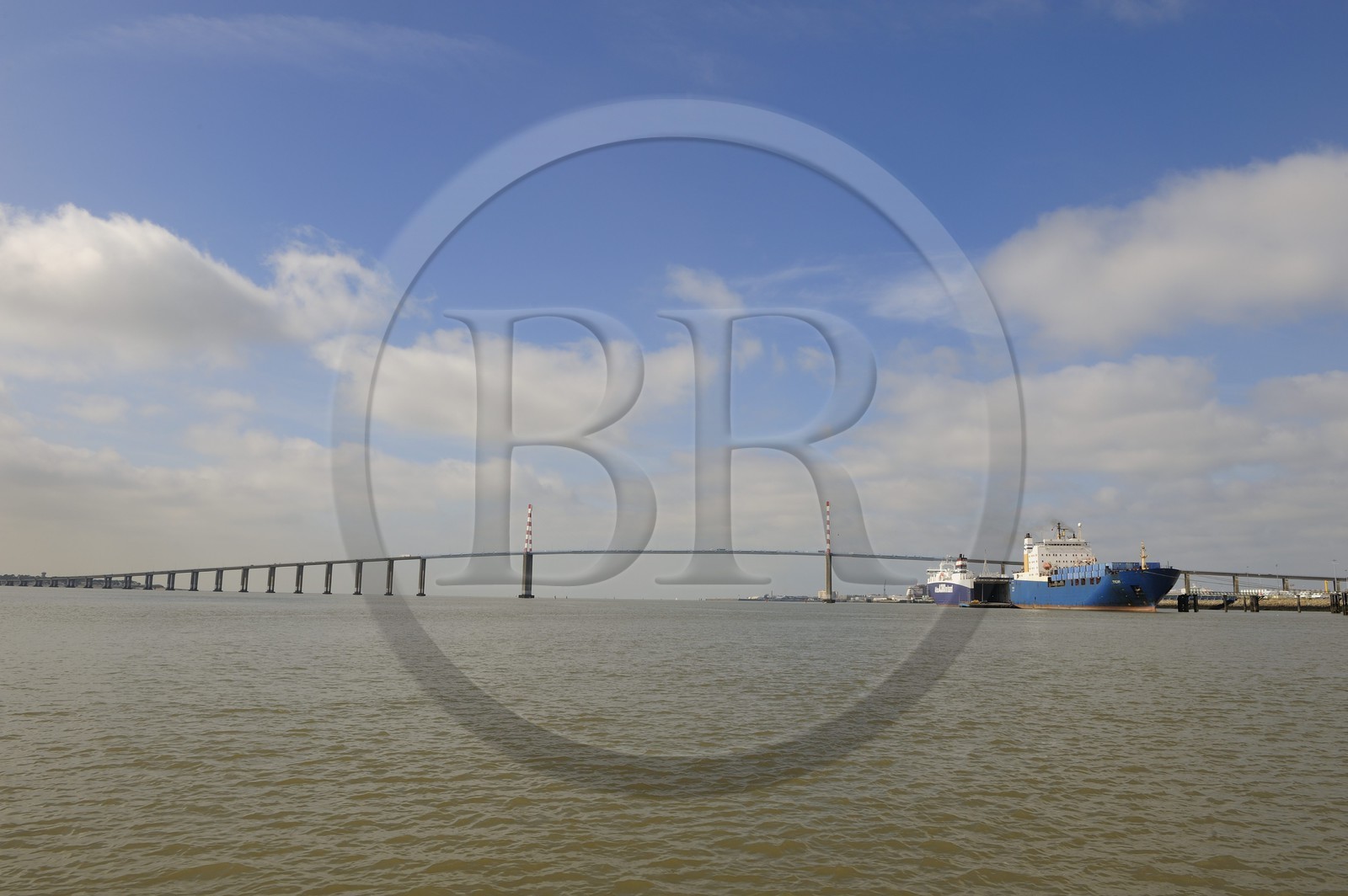France, Loire-Atlantique (44), port autonome de Nantes Saint-Nazaire, terminal de Montoir de Bretagne et le pont de Saint-Nazaire
