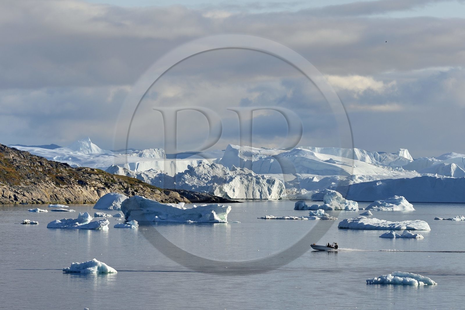 Groenland, cote ouest, baie de Disko, Ilulissat, hors-bord traversant le site du fjord glacé classé Patrimoine Mondial de l'UNESCO