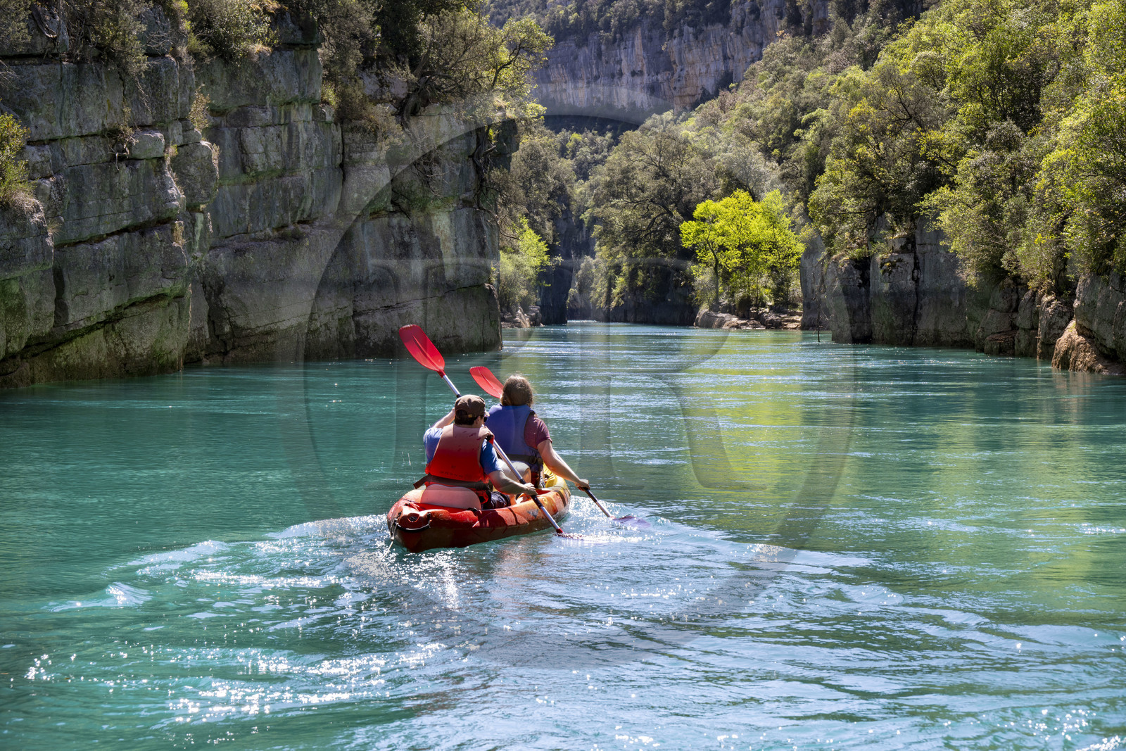 Var (83) rive gauche et Alpes-de-Haute-Provence (04) rive droite, Parc Naturel Régional du Verdon, Basses Gorges du Verdon en aval du lac de Sainte Croix, découverte en kayak des gorges de Baudinard