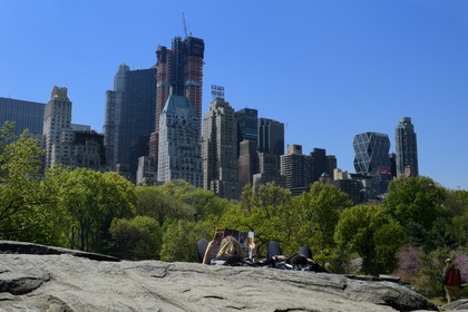 Etats-Unis, New York, Manhattan, Central Park, les rochers près du Pond et les immeubles de Midtown en arrière plan