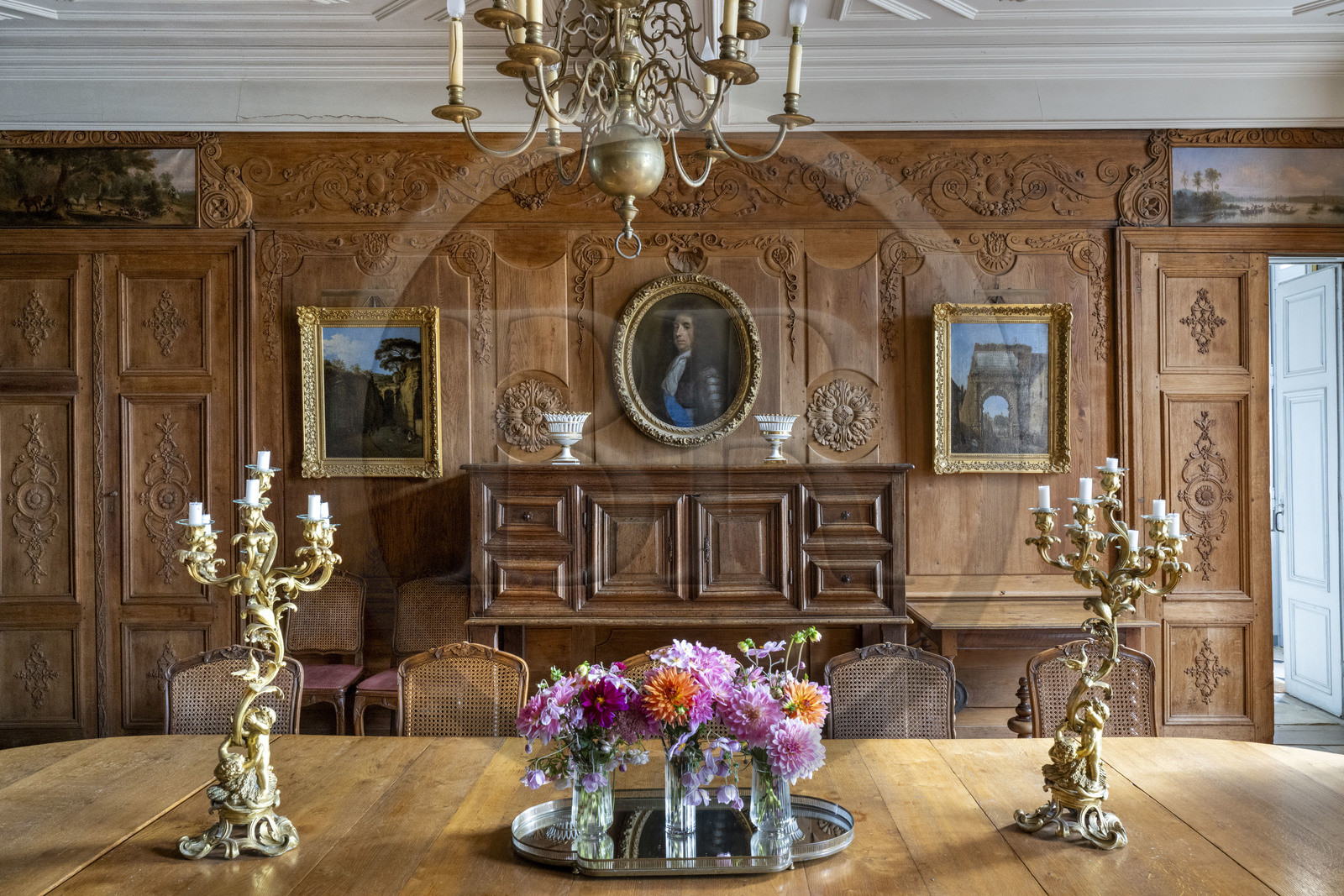 France, Côte-d'Or (21), Epoisses, le château d'Epoisses, portrait de Louis XIV dans la salle à manger actuelle