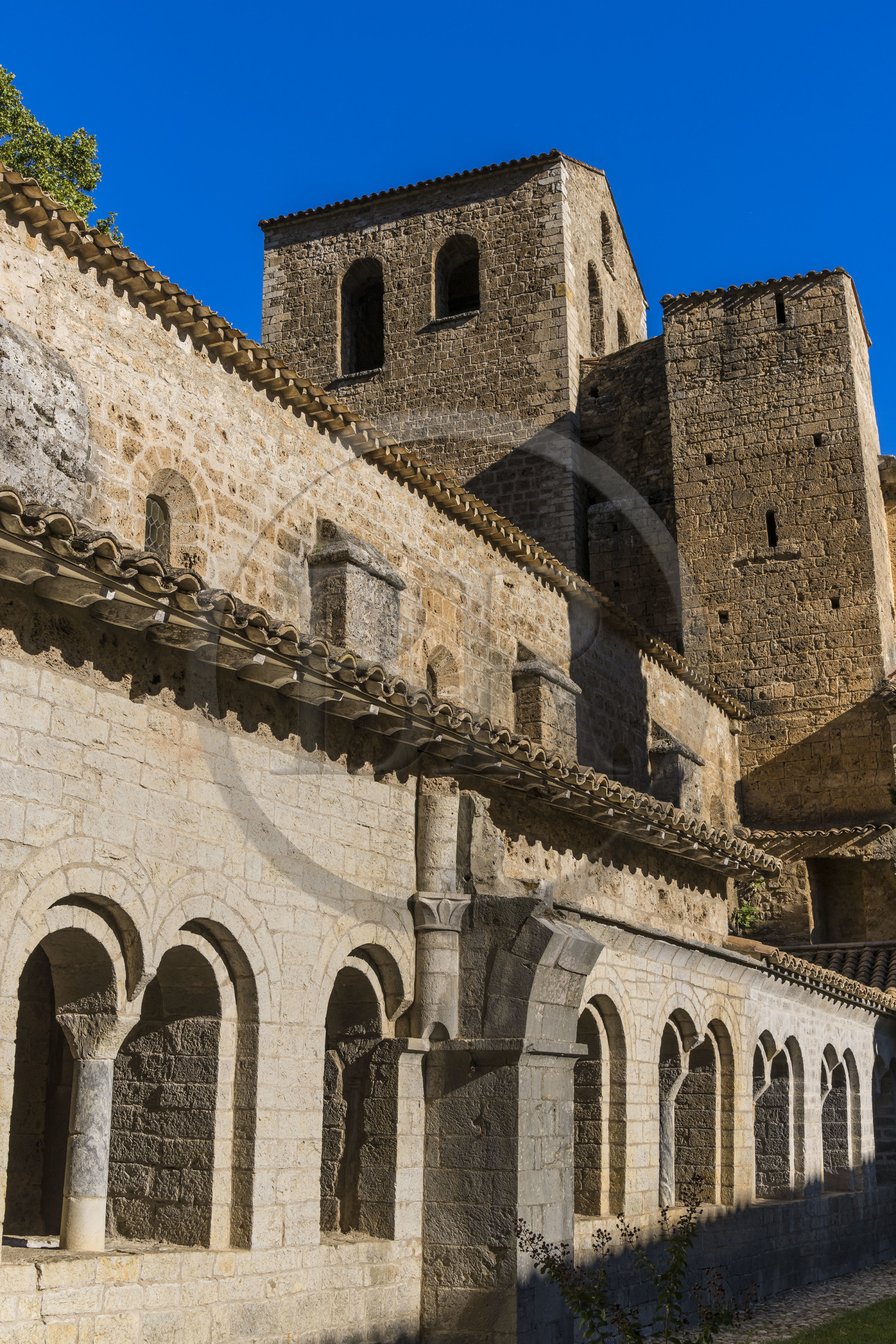 France, Hérault (34), Causses et les Cévennes, paysage culturel de l'agro-pastoralisme méditerranéen, classés Patrimoine Mondial de l'UNESCO, Saint-Guilhem-le-Désert, labellisé Les Plus Beaux Villages de France, l'abbaye de Gellone du IXème siècle, le cloitre