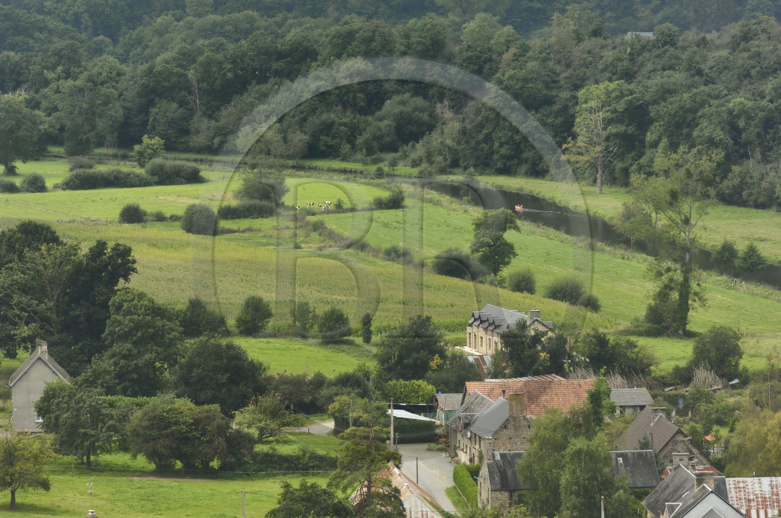 France, Manche (50), la vallée au creux des Roches de Ham, promenade en kayak sur la rivière Vire